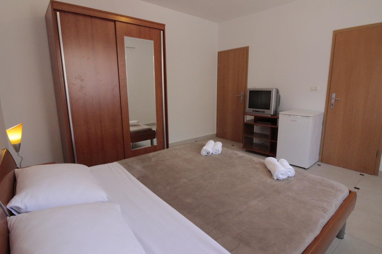 Studios & Rooms Fiesta โนวาลยา ภายนอก รูปภาพ