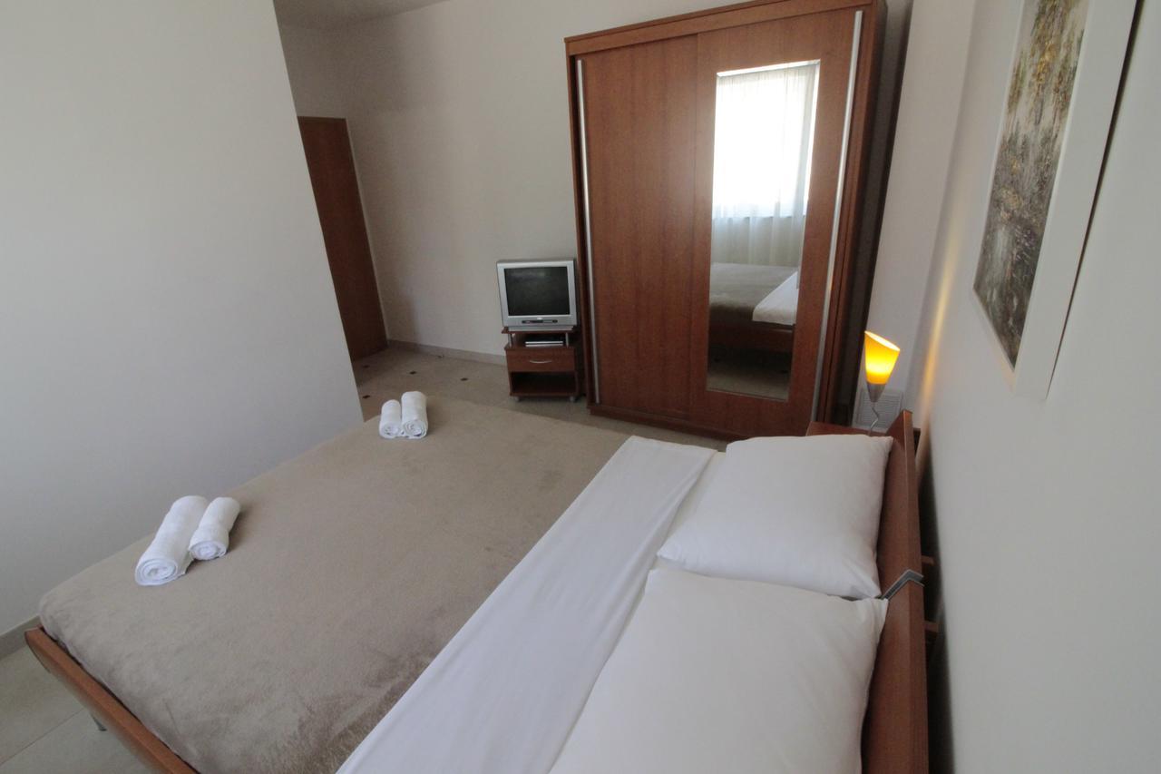 Studios & Rooms Fiesta โนวาลยา ภายนอก รูปภาพ